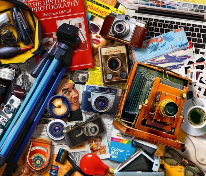 Puzzle - Bluebird - Vecchie macchine fotografiche sul tavolo