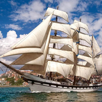 Nave alta che lascia il porto