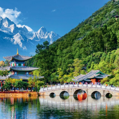 Montagna innevata del drago di giada